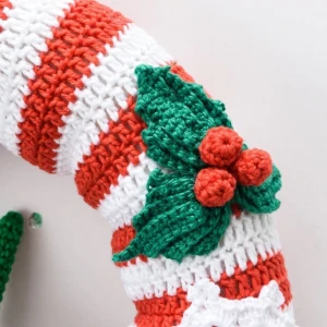 Guirlanda vermelha e branca com Duende em amigurumi - Artesanato e Personalizados