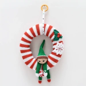 Guirlanda vermelha e branca com Duende em amigurumi - Artesanato e Personalizados
