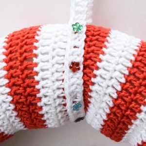Guirlanda vermelha e branca com Duende em amigurumi - Artesanato e Personalizados