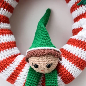 Guirlanda vermelha e branca com Duende em amigurumi - Artesanato e Personalizados