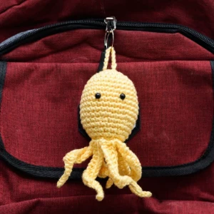 Chaveiro Polvo Amarelo em Amigurumi - Artesanato e Personalizados