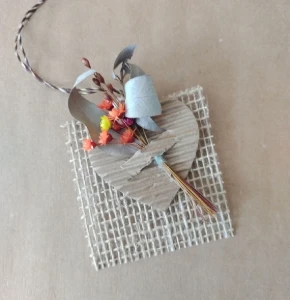 Tag Kraft Coração com Mini Buquê - Pacote com 10 - Artesanato e Personalizados