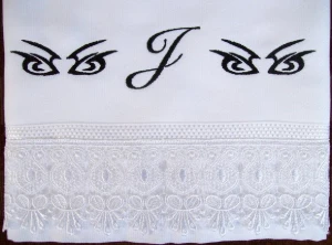 Toalha de Banho com Monograma e Renda Guipir - Artesanato e Personalizados