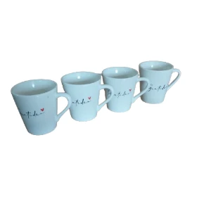 Prateleira de madeira com 4 canecas Gratidão brancas - Artesanato e Personalizados