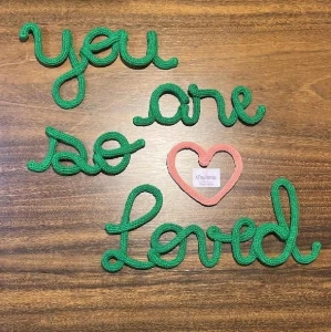 Frase You Are So Loved Personalizada em Tricotin - Artesanato e Personalizados