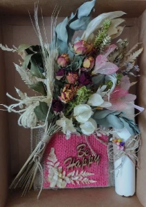 Buque de mini rosas na caixa - Artesanato e Personalizados
