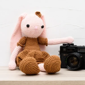 Coelha de saia em amigurumi - Artesanato e Personalizados