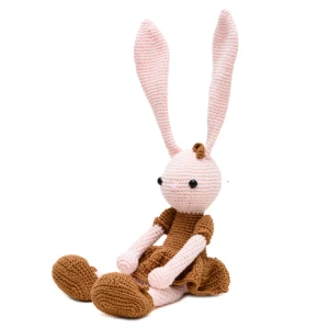 Coelha de saia em amigurumi - Artesanato e Personalizados