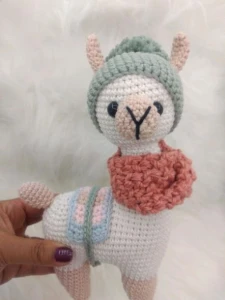 Amigurumi Lhama em Crochê - Artesanato e Personalizados