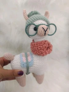 Amigurumi Lhama em Crochê - Artesanato e Personalizados