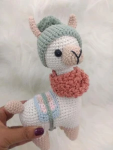 Amigurumi Lhama em Crochê - Artesanato e Personalizados