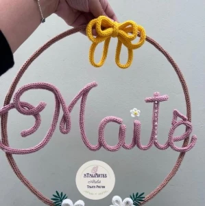 Guirlanda Laço e Margaridas em Tricotin - Artesanato e Personalizados