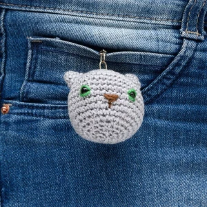 Chaveiro Cabeça de Gato Cinza em Amigurumi - Artesanato e Personalizados