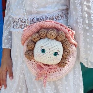 Bolsa de crochê com boneca - Artesanato e Personalizados