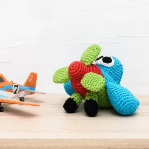 Avião em amigurumi - Artesanato e Personalizados
