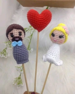 Topo de Bolo Casal de Noivinhos em Amigurumi - Artesanato e Personalizados
