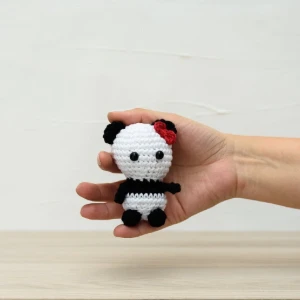 Chaveiro pandinha com lacinho em amigurumi - Artesanato e Personalizados