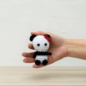 Chaveiro pandinha com lacinho em amigurumi - Artesanato e Personalizados