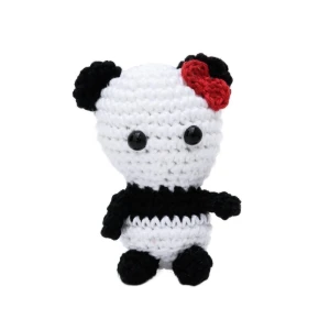 Chaveiro pandinha com lacinho em amigurumi - Artesanato e Personalizados