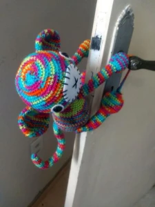 Segura Porta Macaco Colors - Artesanato e Personalizados