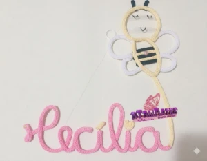 Porta maternidade Nome com abelhinha em tricotin - Artesanato e Personalizados