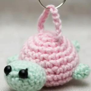 Mini Tartaruga com Casco Rosa em Amigurumi - Artesanato e Personalizados