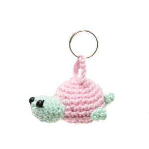 Mini Tartaruga com Casco Rosa em Amigurumi - Artesanato e Personalizados
