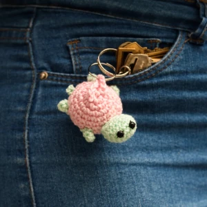 Mini Tartaruga com Casco Rosa em Amigurumi - Artesanato e Personalizados