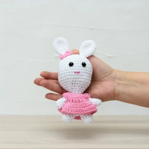 Coelha de Vestido Rosa em Amigurumi - Artesanato e Personalizados