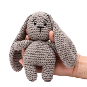 Coelho Orelhudo Cinza em Amigurumi - Artesanato e Personalizados