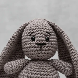 Coelho Orelhudo Cinza em Amigurumi - Artesanato e Personalizados