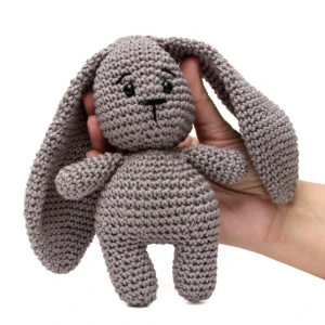 Coelho Orelhudo Cinza em Amigurumi - Artesanato e Personalizados