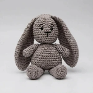 Coelho Orelhudo Cinza em Amigurumi - Artesanato e Personalizados