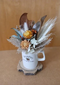 Arranjo na xícara com flores desidratadas - Artesanato e Personalizados