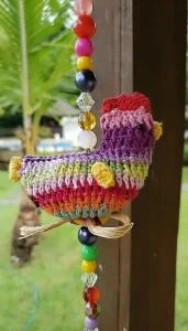Pingente Decorativo Galinhas Coloridas em Crochê Superluxo - Artesanato e Personalizados