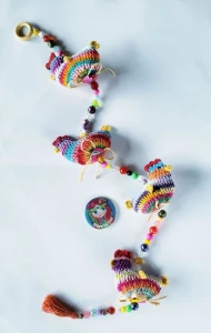 Pingente Decorativo Galinhas Coloridas em Crochê Superluxo - Artesanato e Personalizados