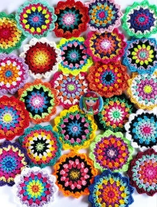 Flor Estrelada em Crochê Multicolorida - Artesanato e Personalizados