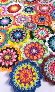 Flor Estrelada em Crochê Multicolorida - Artesanato e Personalizados