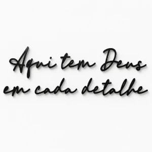 Frase Aqui Tem Deus em Cada Detalhe em MDF Preto - Artesanato e Personalizados