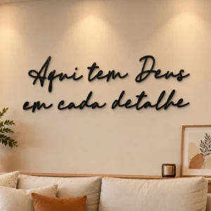 Frase Aqui Tem Deus em Cada Detalhe em MDF Preto