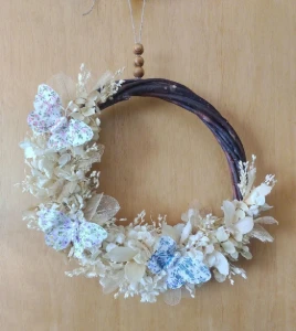 Guirlanda Rústica com Flores e Borboletas - 25 cm - Artesanato e Personalizados