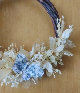 Guirlanda Rústica com Flores e Borboletas - 25 cm - Artesanato e Personalizados