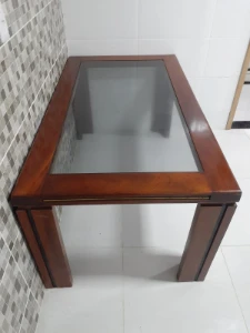 mesa de jantar de madeira com vidro - Produtos Físicos