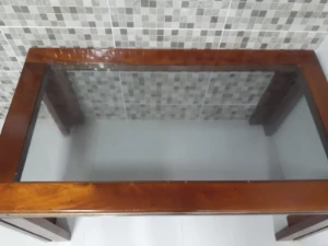 mesa de jantar de madeira com vidro - Produtos Físicos