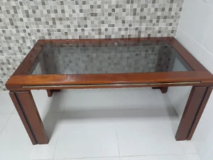 mesa de jantar de madeira com vidro - Produtos Físicos