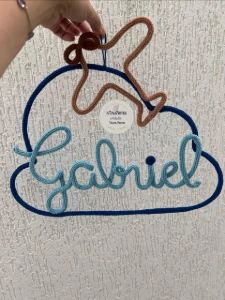 Porta Maternidade Nuvem Personalizada em Tricotin - Artesanato e Personalizados