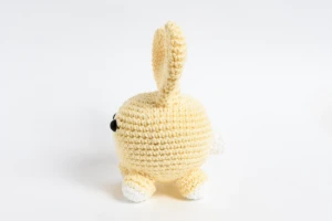 Coelho Bola Amarelo em Amigurumi - Artesanato e Personalizados