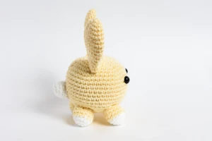 Coelho Bola Amarelo em Amigurumi - Artesanato e Personalizados
