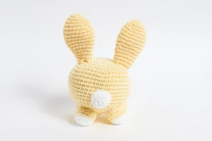 Coelho Bola Amarelo em Amigurumi - Artesanato e Personalizados