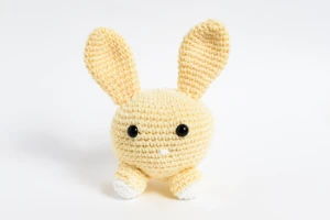 Coelho Bola Amarelo em Amigurumi - Artesanato e Personalizados